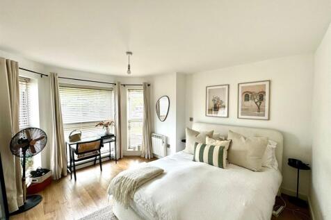 bEDROOM .jpg