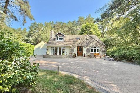 5 bedroom detached chalet home