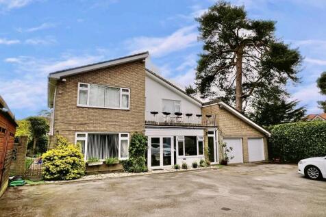 5 bedroom detached house