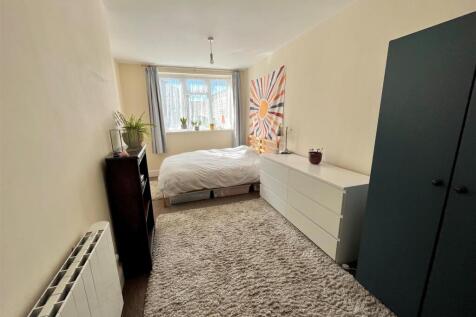 Bedroom 1.jpg