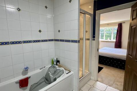 En-Suite Bathroom