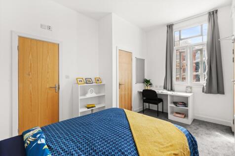 E14 bed and desk