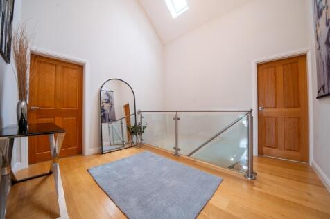 Vaulted landing