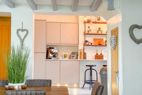 LOOKING THROUGH TO KITCHEN