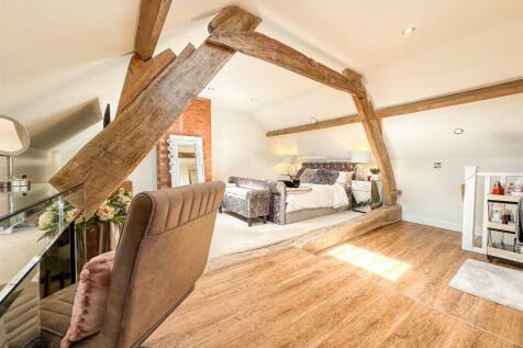 TOP FLOOR MASTER BEDROOM