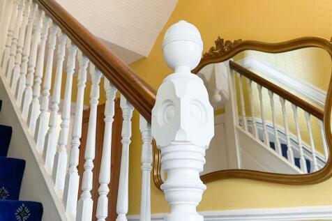 ENTRANCE HALL STAIRCASE