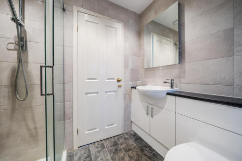 Master en-suite shower room