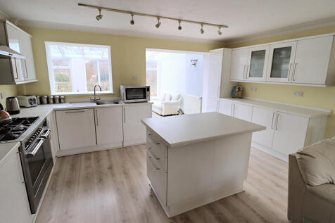 Open Plan Lounge / Kitchen