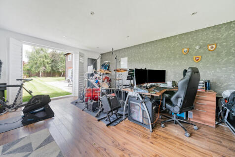 Office / Playroom / Family Room / Studio / Games Room / Potential Annexe