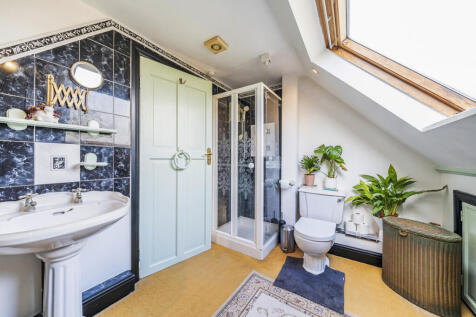 Master En Suite with shower cubicle and bath