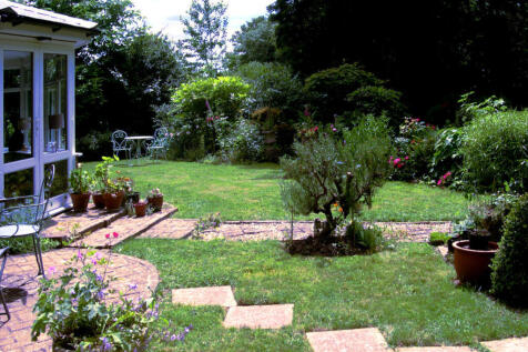 Garden room and private south facing rear garden