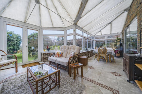 Conservatory / Dining Room / Playroom/ Games Room
