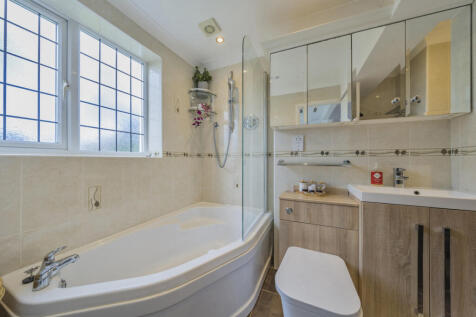 Master bedroom en-suite bathroom
