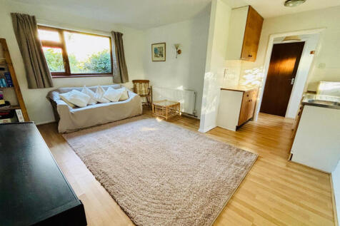 One bedroom self-contained annexe with living room/kitchenette/bedroom &amp; shower room with separate entrance