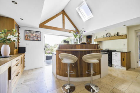 Vaulted ceiling high standard finish full fitted kitchen