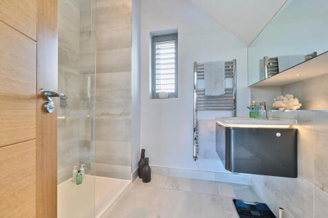 Master Bedroom En-Suite shower room