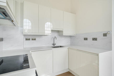Refurbished kitchen with integrated hob, oven, fridge/freezer and washing machine