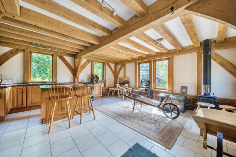 Detached barn with use as a craft room or potentially as an annexe Kitchen / Living area