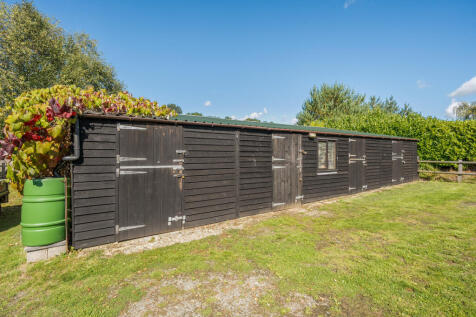 Four stables / Workshop / Garaging