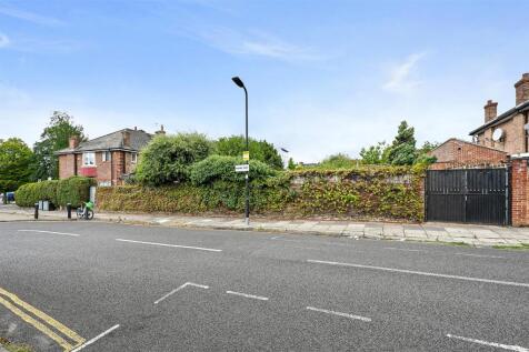 8 St Dunstans Gardens - Road ExteriorA1 (1).JPG