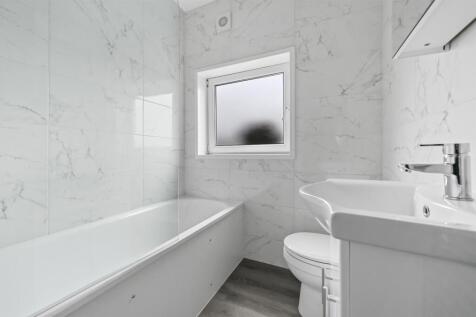 BCCW - TFF, 438 Uxbridge Road - Bathroom (4).jpg