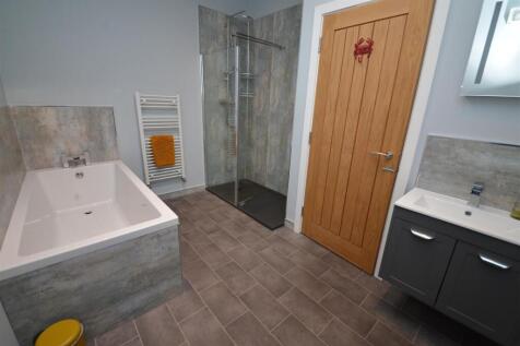 Bathroom Apt2