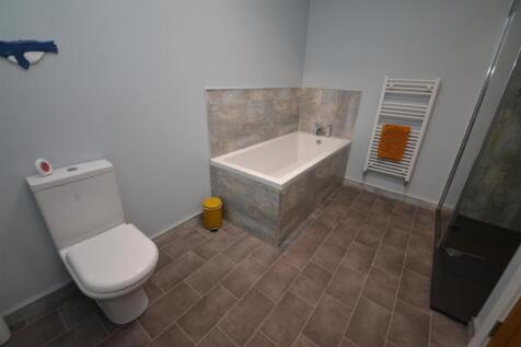 Bathroom Apt2