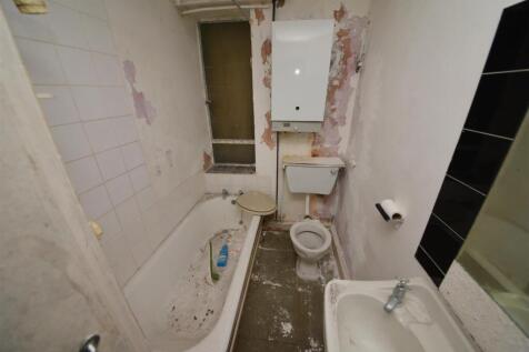 Bathroom (Garden Flat)
