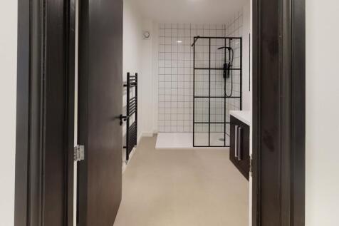 The-Annex-Flat-8-Bat