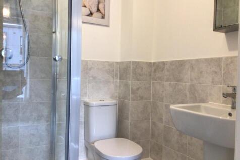 71 Neptune Road - ensuite.jpg