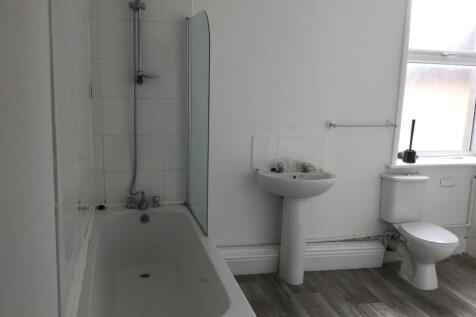 98 High Street - Bathroom.jpg