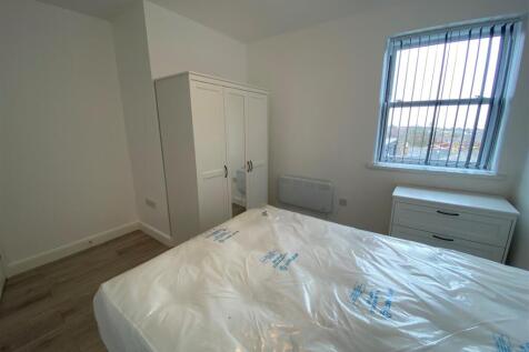 98 Holton Road - Flat 3 - Bedroom.jpg