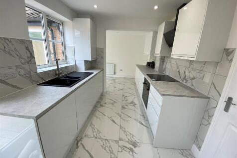 35 Greenacres - kitchen 2.jpg