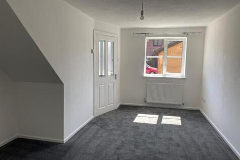 35 Greenacres - living room.jpg