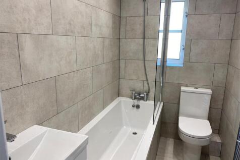 35 Greenacres - bathroom.jpg