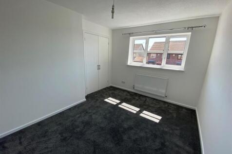 35 Greenacres - bedroom one 2.jpg