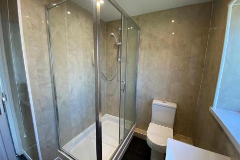 35 Greenacres - ensuite.jpg