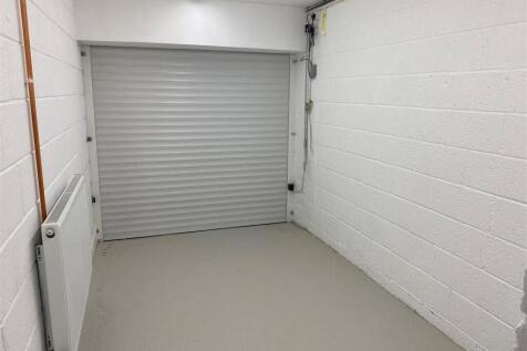 35 Greenacres - garage.jpg
