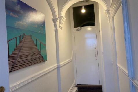 24 The Parade - communal hallway.jpg