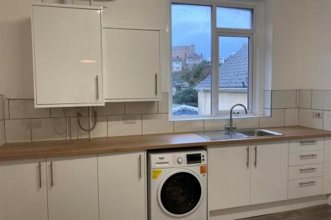 24 The Parade - kitchen 3.jpg