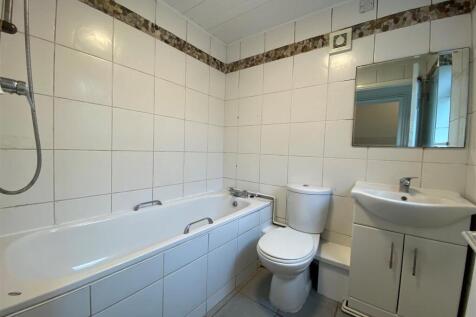 4 Lady Margaret - bathroom.jpg