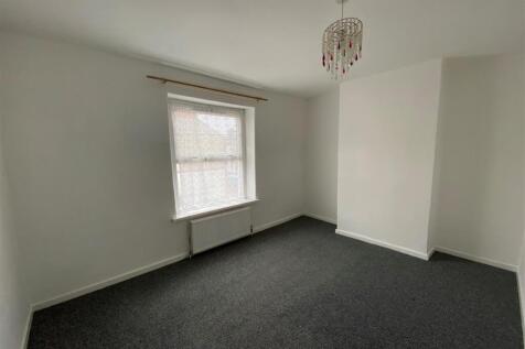 4 Lady Margaret - front bedroom.jpg