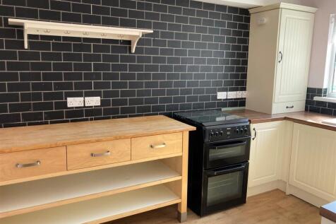 76 High Street - kitchen 2.jpg