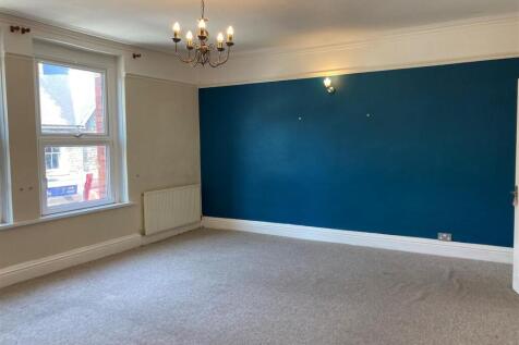 76 High Street - living room.jpg