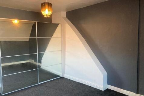 76 High Street - bedroom mirror.jpg