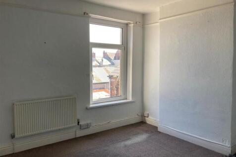 76 High Street - bedroom one 2.jpg