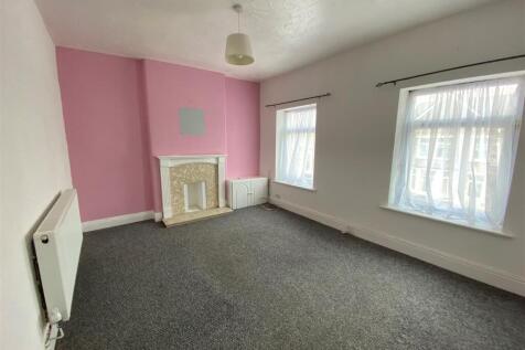 6 Newlands Street - living room 2.jpg