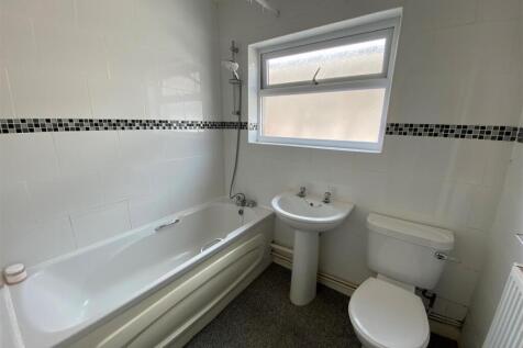 6 Newlands Street - bathroom.jpg