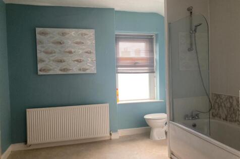 8 Phyllis Street - bathroom.jpg