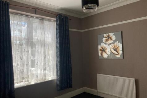 8 Phyllis Street - front room 2.jpg